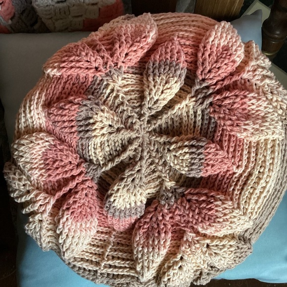 Brand New HANDMADE 3 D Leaf Crochet Shoulder Bag - Picture 3 of 10